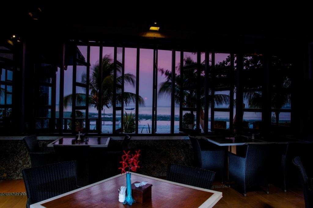 Bahamas Hotel & Resort Tanjung Pandan Eksteriør bilde